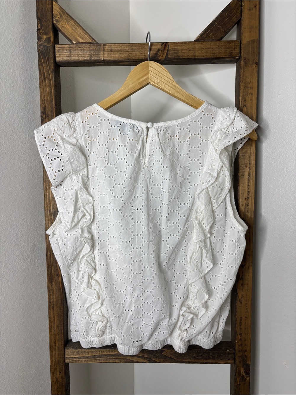 CeCe White Eyelet Ruffle Shell Top Size L - Picture 5 of 5